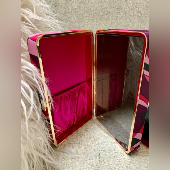 🎀Tarte Gold Makeup Case you can get it for free, with your purchase today#TARTE - Picture 7 of 13